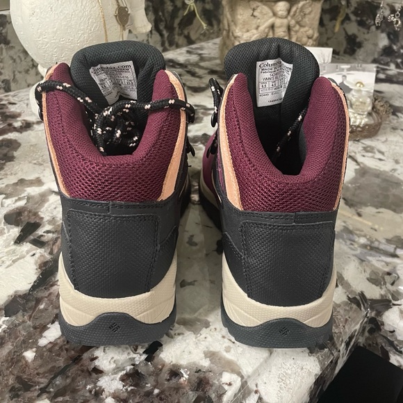 NWOB Columbia Women's Newton Ridge Plus in Marionberry Black Size 6.5 - Picture 6 of 11